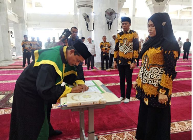 Camat Sukmawati Kukuhkan Tuha Peut dan Tuha Lapan Kemukiman Lueng Bata