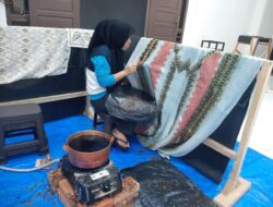 Melihat Lebih Dekat Proses Membatik Perajin Malaka Batik