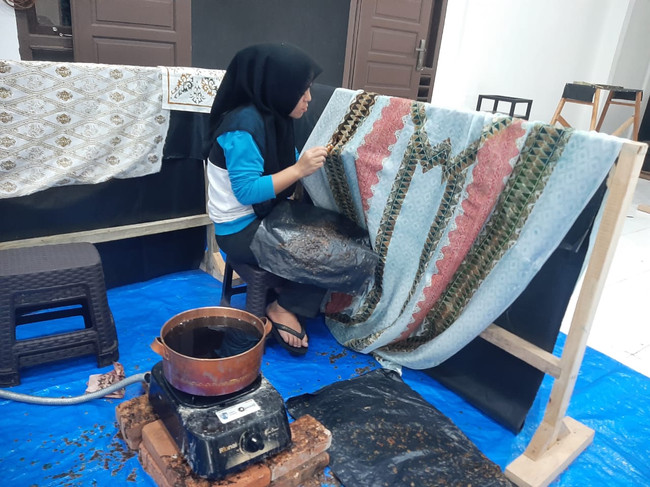 Melihat Lebih Dekat Proses Membatik Perajin Malaka Batik