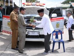 Ketua DPRK Serahkan Mobil Ambulans untuk Gampong Lampulo