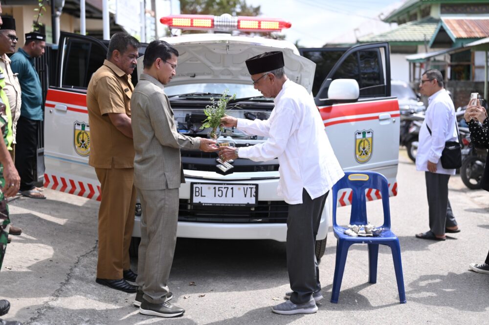 Ketua DPRK Serahkan Mobil Ambulans untuk Gampong Lampulo