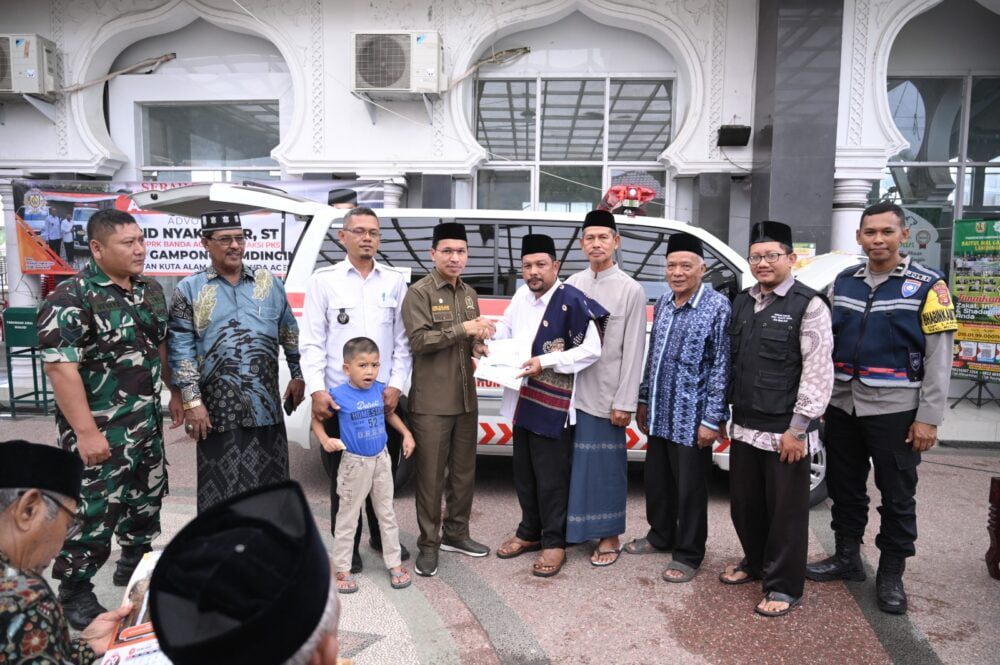 Gampong Lamdingin Terima Mobil Ambulans dari Ketua DPRK Banda Aceh