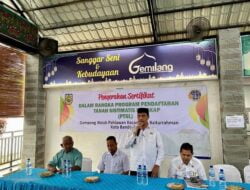 Camat Baiturrahman Serahkan Sertifikat Tanah untuk Warga Ateuk Pahlawan