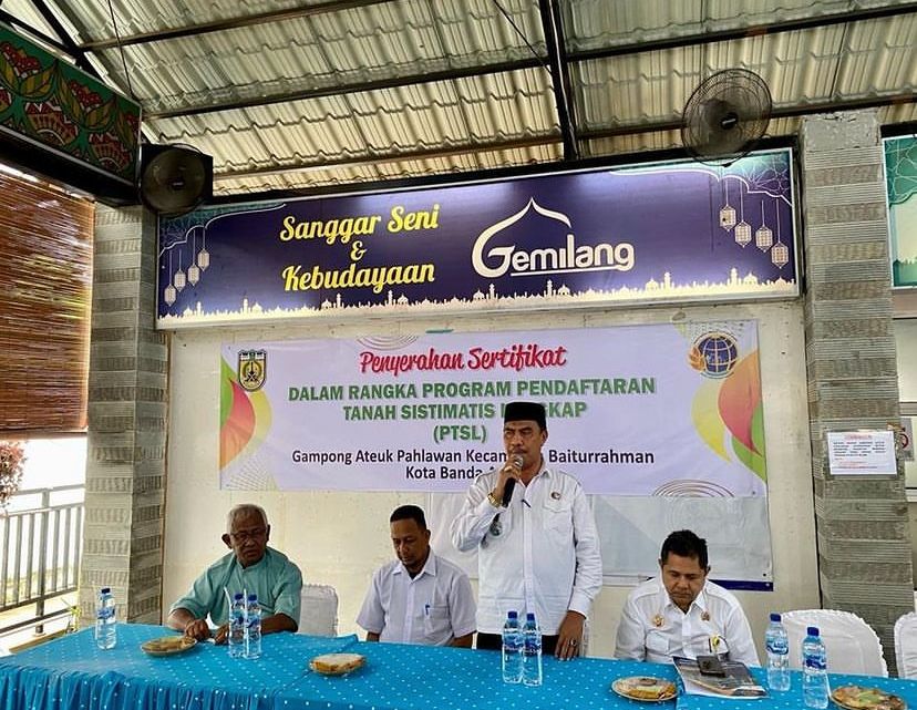 Camat Baiturrahman Serahkan Sertifikat Tanah untuk Warga Ateuk Pahlawan