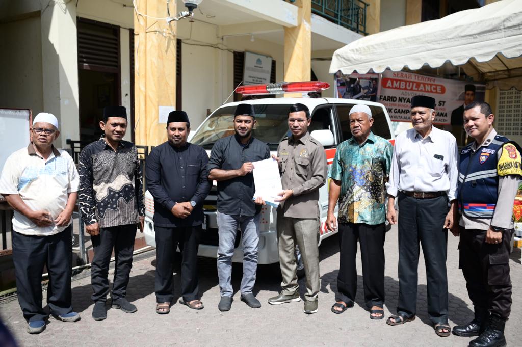 Sahuti Aspirasi Warga, Ketua DPRK Serahkan Ambulans untuk Masyarakat Gampong Laksana
