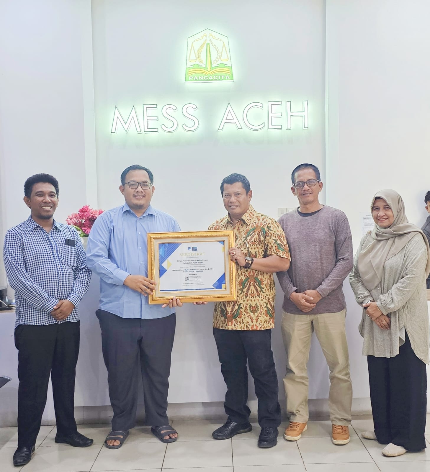 Disdikbud Aceh Besar Terima Penghargaan Kemenkominfo RI