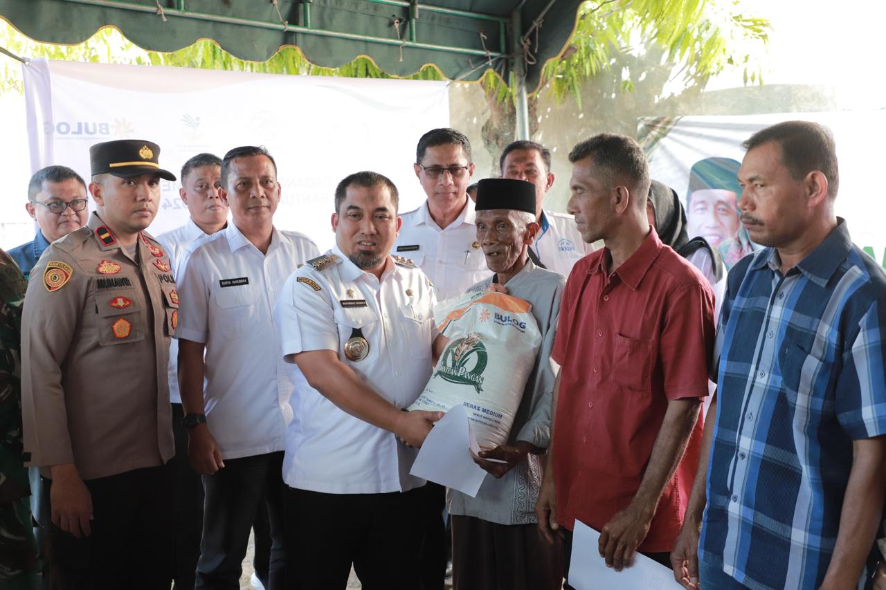 Pj Bupati Aceh Besar Lauching Penyaluran Bantuan Pangan Candangan Beras Tahap I 2024