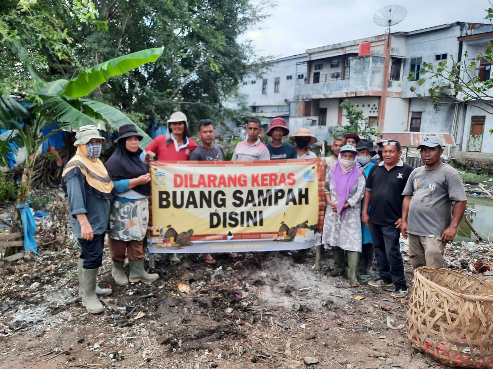 DLH Aceh Besar Bersihkan Pasar Induk Lambaro