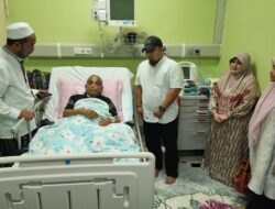 Pj Bupati Aceh Besar Jenguk Waled Seulimuem