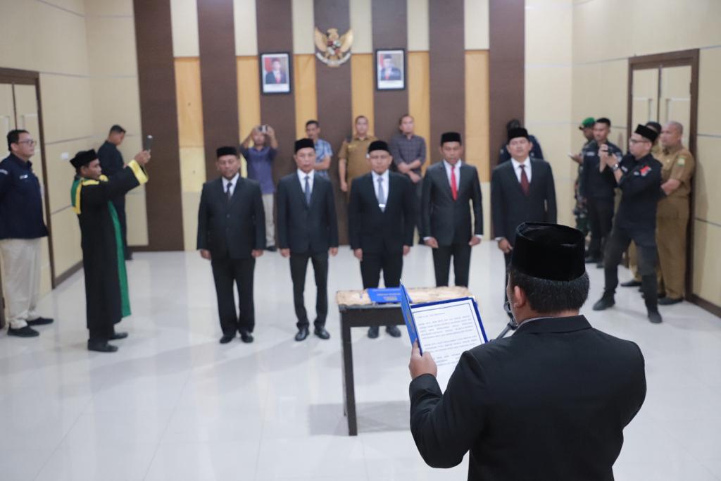 Pj Bupati Aceh Besar Lantik Komisioner KIP Aceh Besar