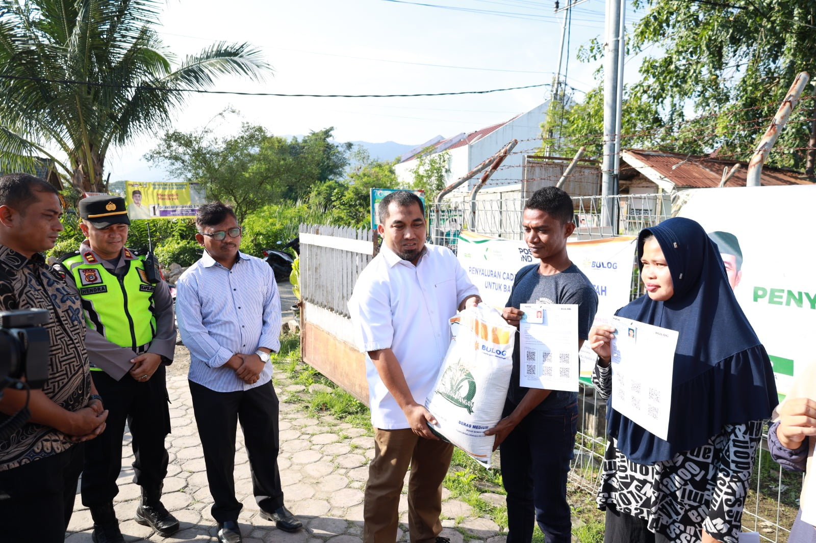 Pj Bupati Aceh Besar Salurkan Bantuan Pangan Kepada 3.389 KPM
