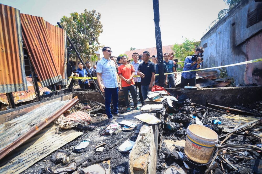 Pj Sekda Serahkan Bantuan Masa Panik untuk Korban Kebakaran di Banda Baru