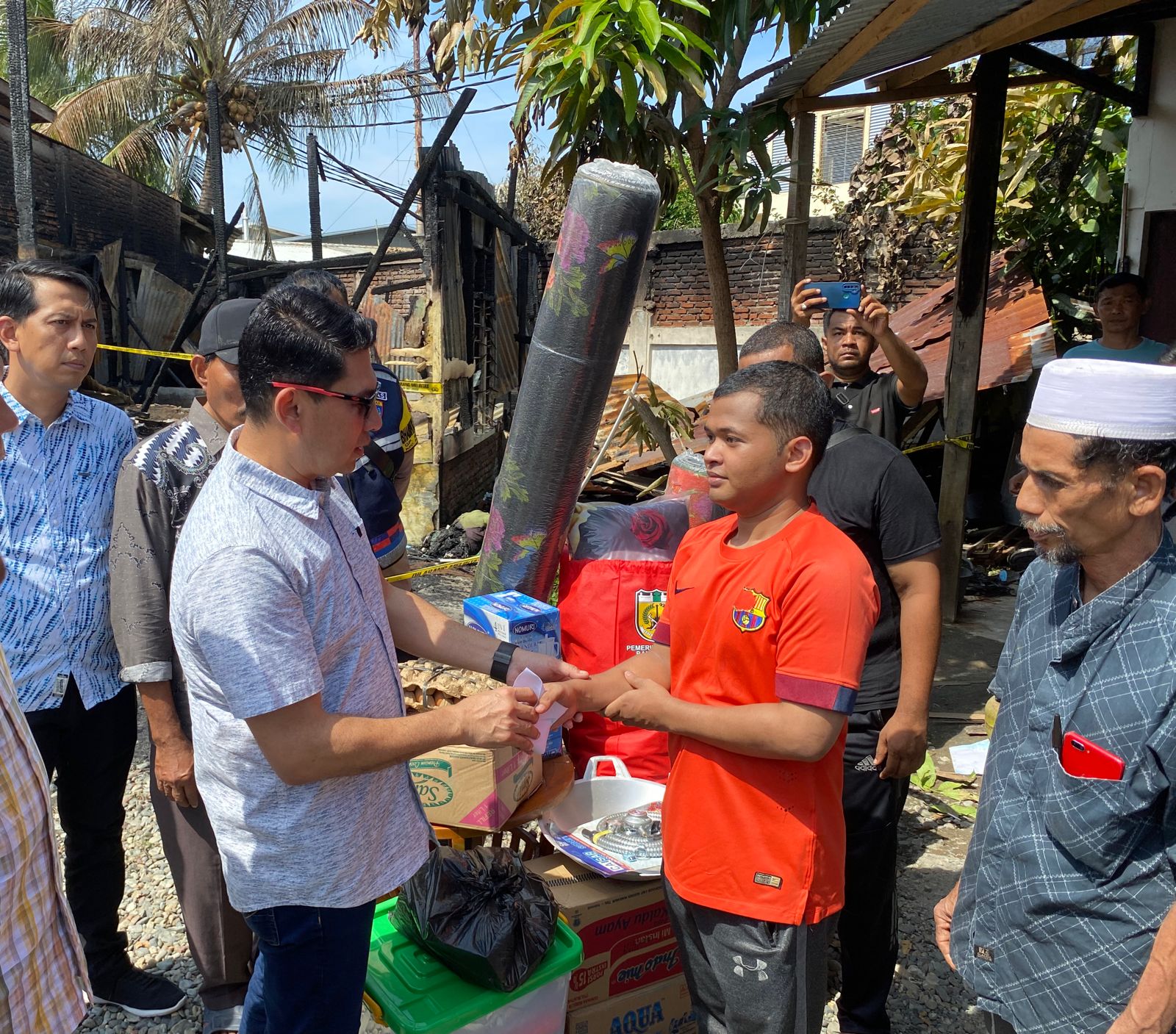 Dinsos Serahkan Bantuan Masa Panik untuk Korban Kebakaran di Beurawe