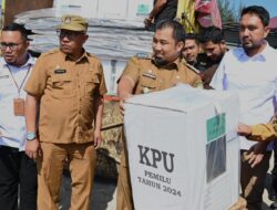 Naik Kapal Kayu, Pj Bupati Aceh Besar Tinjau Distribusi Logistik Pemilu ke Pulo Aceh