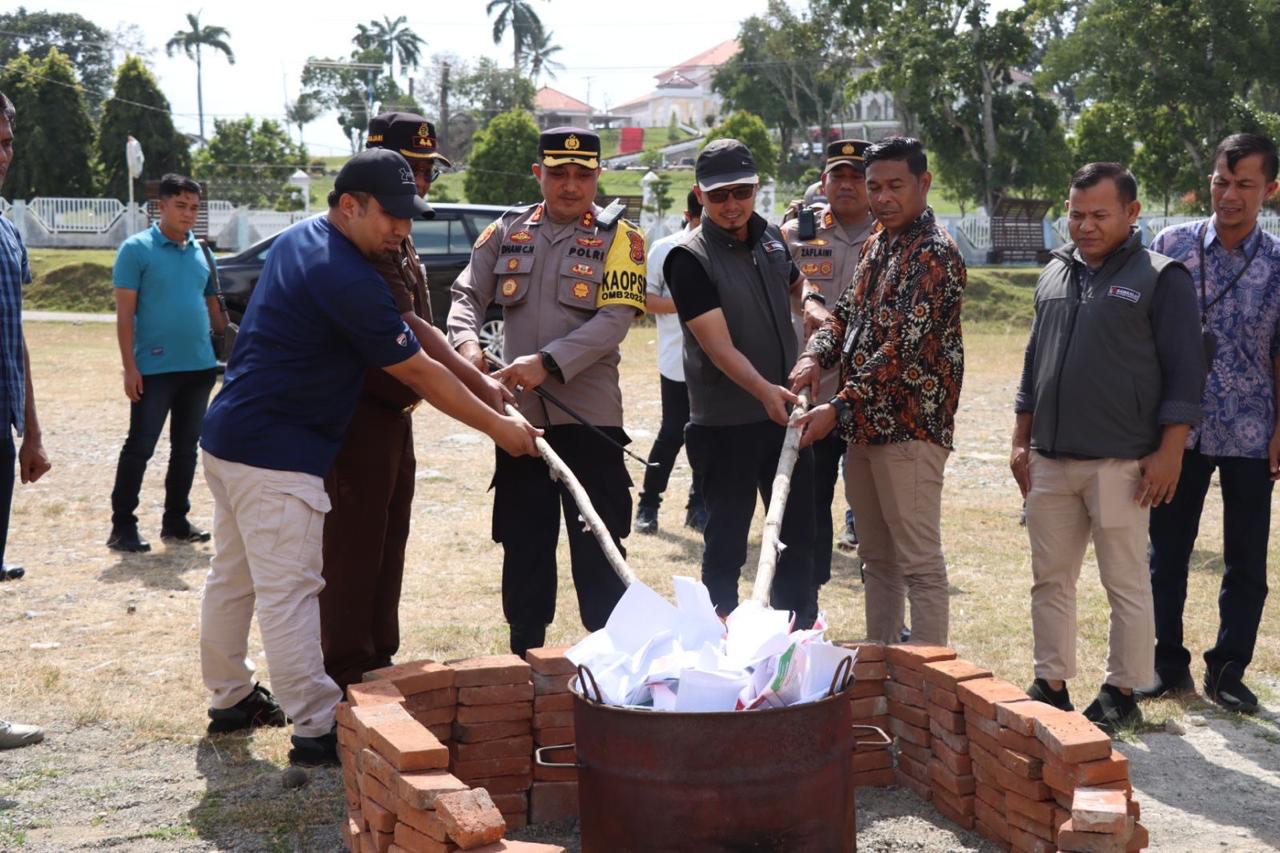 Forkopimda, KIP dan Panwaslu Aceh Besar Musnahkan Kelebihan Surat Suara Pemilu 2024