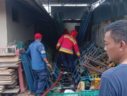 Damkar Banda Aceh Turun ke Lokasi Gudang Perlengkapan Pelaminan yang Nyaris Terbakar
