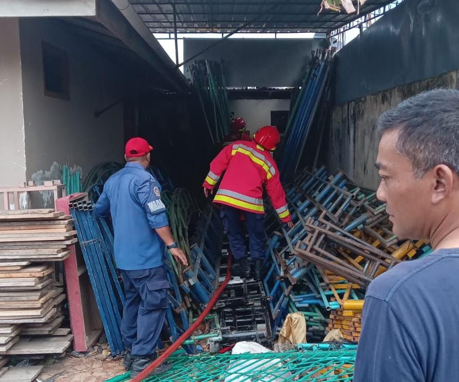 Damkar Banda Aceh Turun ke Lokasi Gudang Perlengkapan Pelaminan yang Nyaris Terbakar