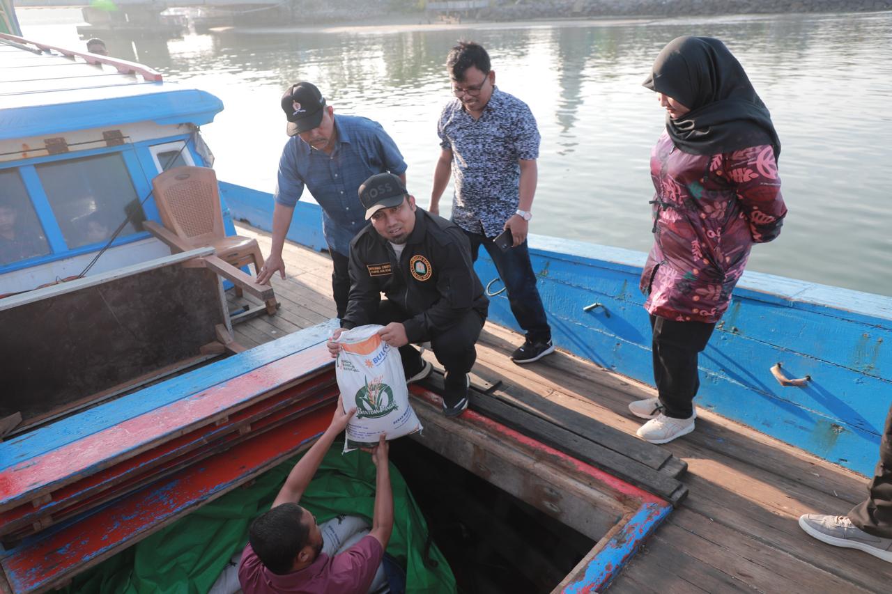 Pj Bupati Aceh Besar Lepas Bantuan Pangan Cadangan untuk 922 KPM di Pulo Aceh