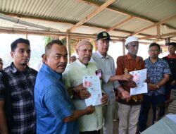 Wakili Pj Bupati, Asisten II Aceh Besar Serahkan Bantuan PKH dan Sembako di Pulo Nasi