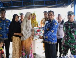 Pj Bupati Aceh Besar Serahkan Bantuan Masa Panik Kepada Korban Kebakaran Rumah di Paya Ue