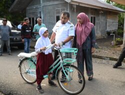 Serahkan Sepeda Untuk Maisarah di Lhoong, Pj Bupati Aceh Besar Minta Lebih Giat Belajar