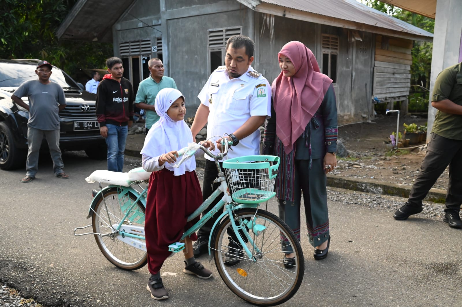 Serahkan Sepeda Untuk Maisarah di Lhoong, Pj Bupati Aceh Besar Minta Lebih Giat Belajar