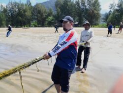 Ditemani Sang Istri, Pj Bupati Aceh Besar Tarek Pukat Bersama Nelayan di Pasie Jantang Lhoong