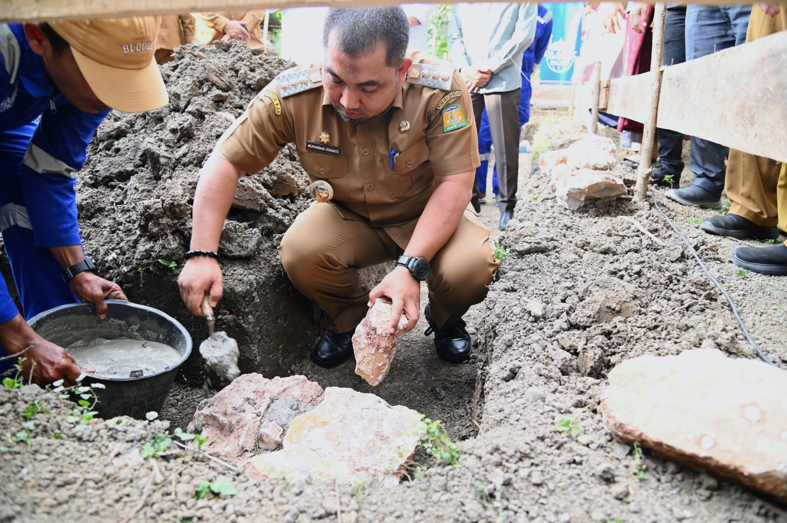 Pj Bupati Iswanto Letakkan Batu Pertama Pembangunan Rumah Layak Huni
