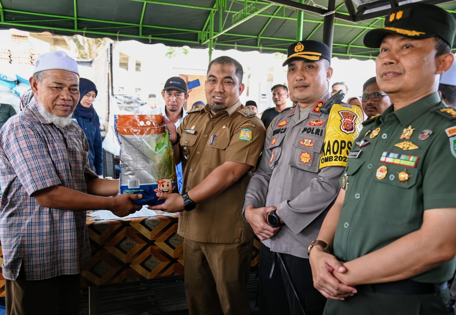 Pj Bupati Bersama Forkopimda Aceh Besar Pantau Langsung Gelaran Pangan Murah Perdana di Masjid Piyeung