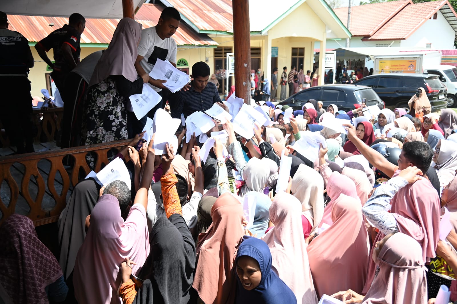 Membludak, Warga Kuta Baro Padati Pangan Murah Pemkab Aceh Besar