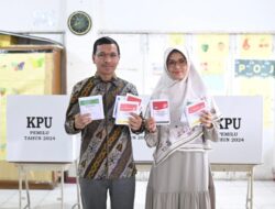 Ketua DPRK Banda Aceh Bersama Isteri Coblos di TPS 11 Beurawe