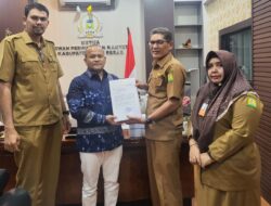 Asisten III Sekdakab Serahkan LKPJ Bupati Kepada Ketua DPRK Aceh Besar