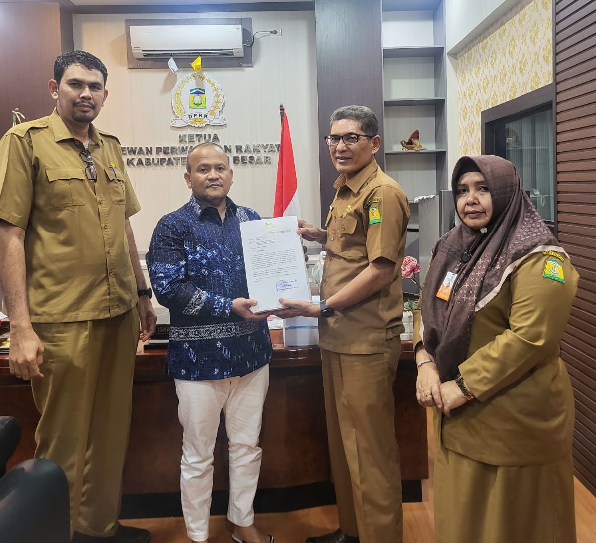 Asisten III Sekdakab Serahkan LKPJ Bupati Kepada Ketua DPRK Aceh Besar