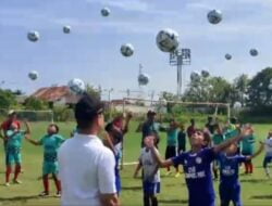 Dukung Pembinaan Usia Dini, Ketua PSSI Aceh Bagikan 500 Bola