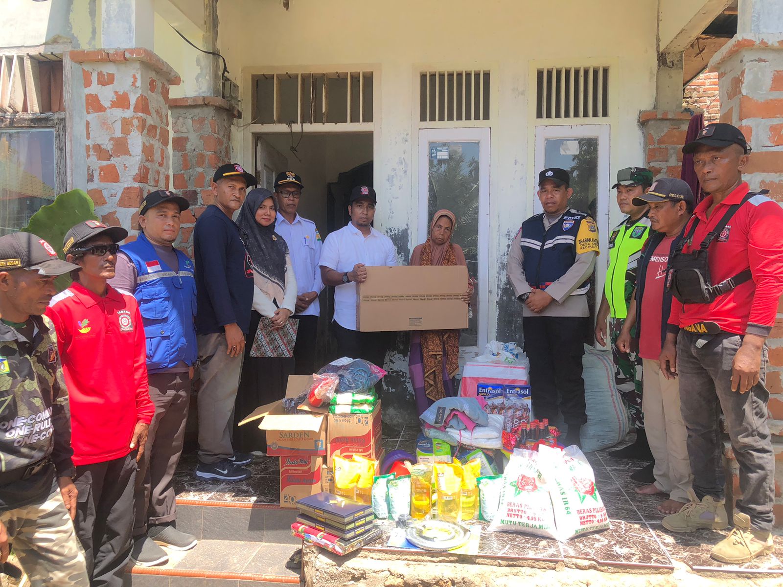 Pemkab Aceh Besar Berikan Bantuan kepada Korban Kebakaran di Paya Rabo