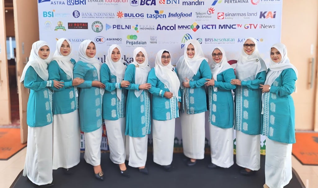 Kenakan Batik Khas Aceh Besar, Kelompok Paduan Suara IKWI Aceh Tampil di Pentas HPN 2024
