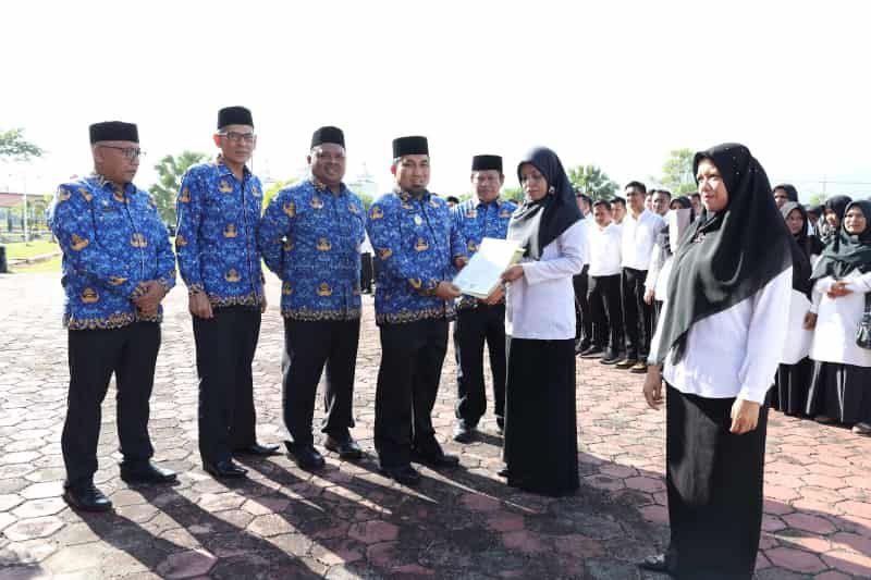 Pj Bupati Aceh Besar Serahkan Perpanjangan SK Guru Kontrak dan Guru PPPK