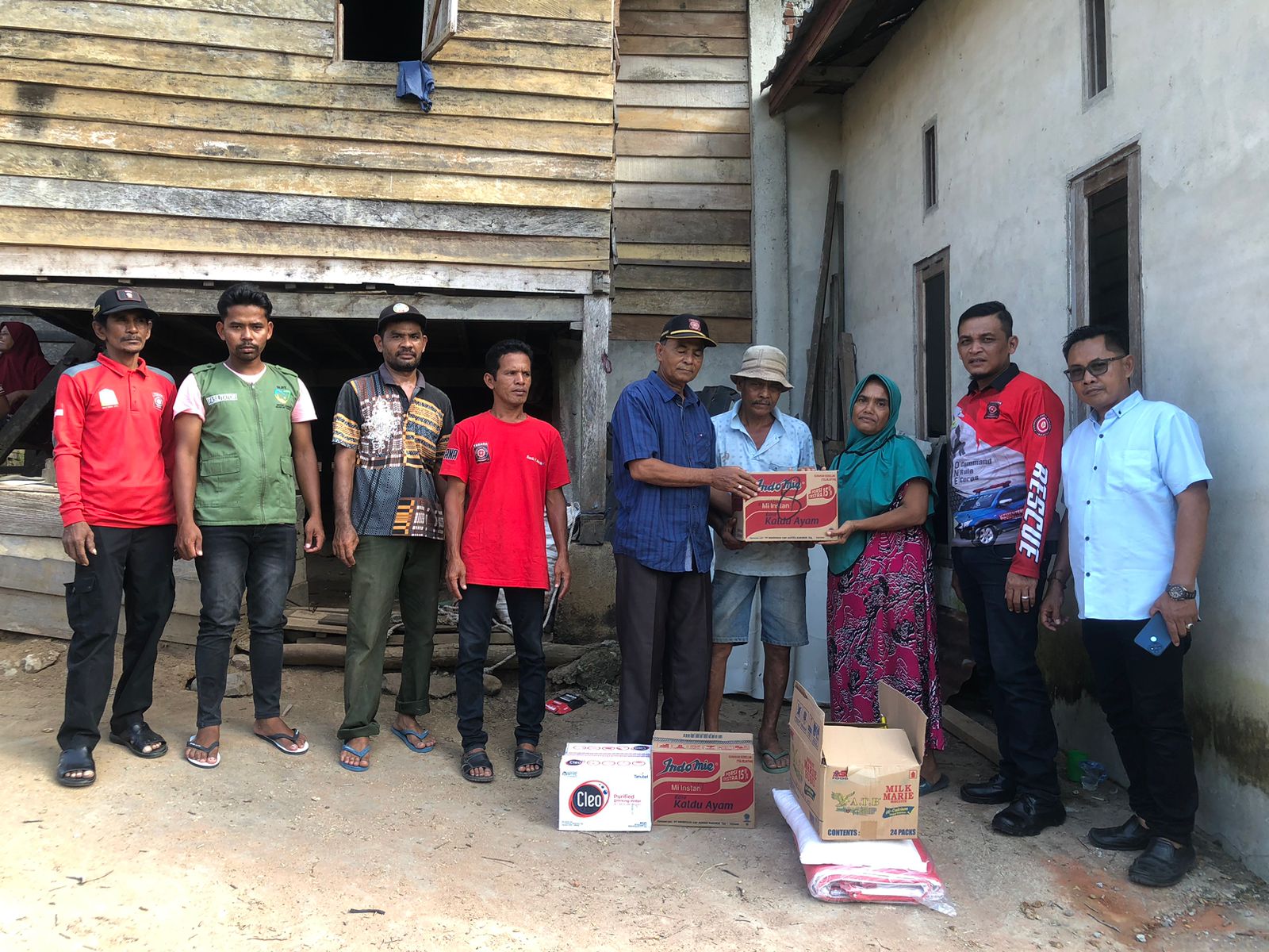 Pohon Tumbang Timpa Rumah Warga, Pemkab Aceh Besar Salurkan Bantuan Masa Panik