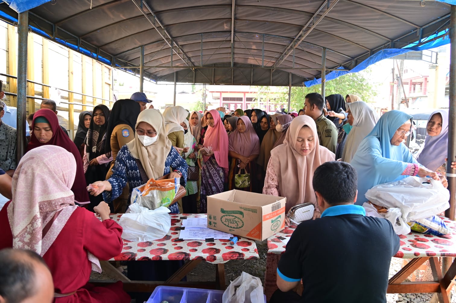 Giliran Warga Seulimuem, Ramai Ramai Belanja di Pangan Murah Pemkab Aceh Besar