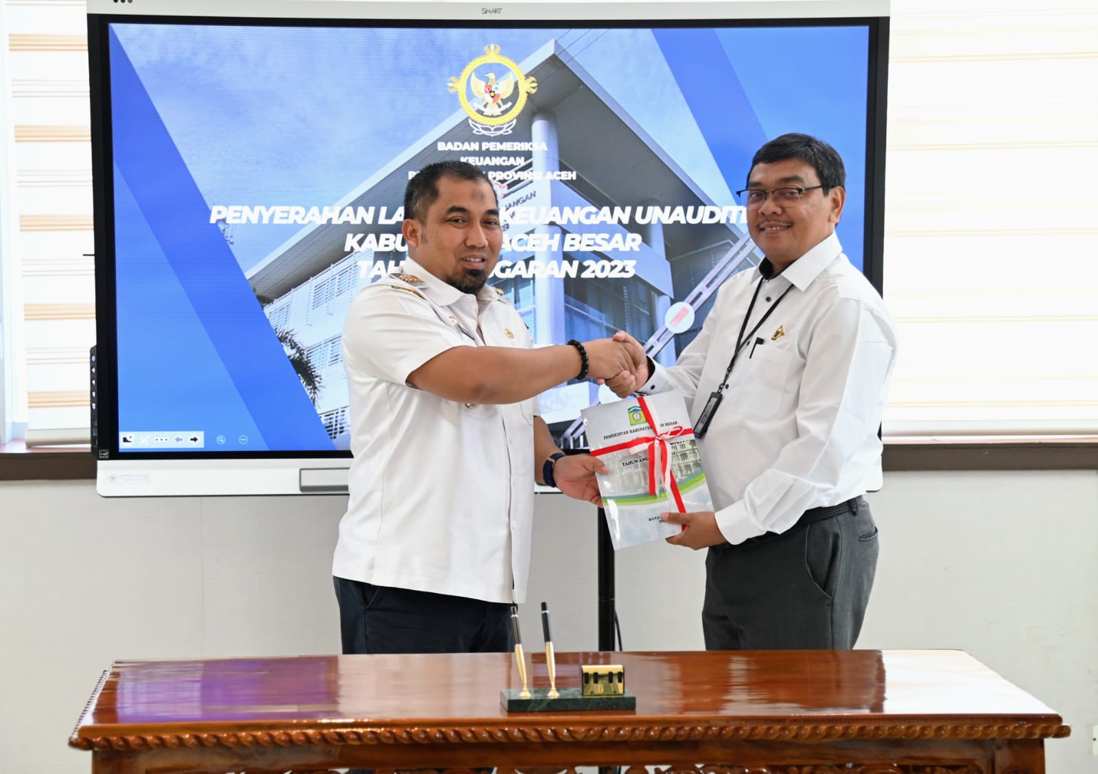 Pj Bupati Serahkan LKPD Aceh Besar Tahun Anggaran 2023 ke BPK RI