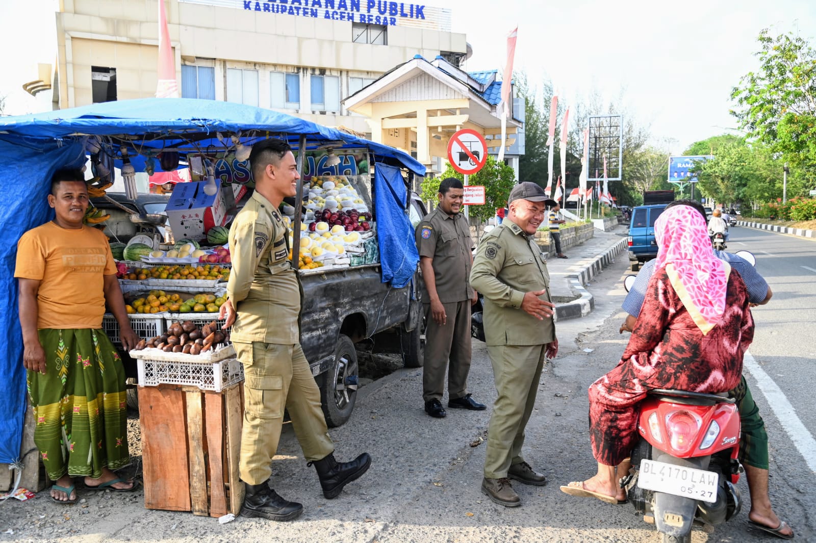 Satpol PP dan WH Aceh Besar Pantau Pedagang Takjil di Lambaro