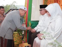 Pemkab Aceh Besar Peusijuek Pj Gubernur Aceh