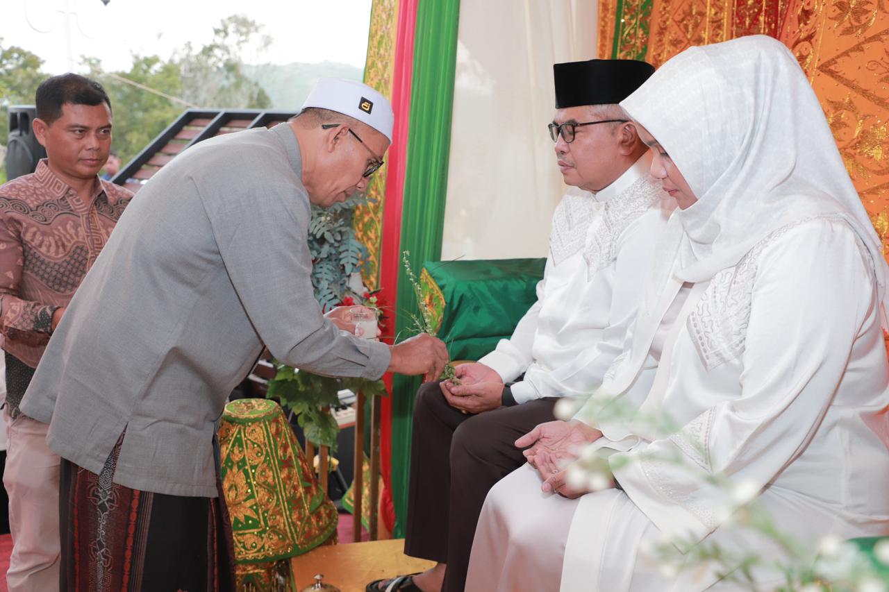 Pemkab Aceh Besar Peusijuek Pj Gubernur Aceh