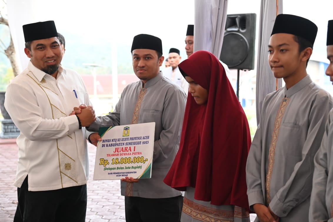 Pj Bupati Aceh Besar Serahkan Bonus Juara MTQ dan FASI