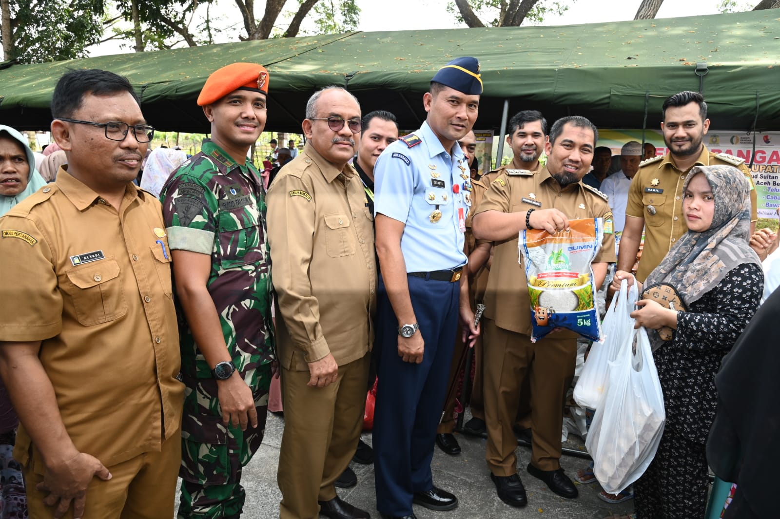 Danlanud SIM dan Pj Bupati Aceh Besar Gelar Bazar Pangan Murah