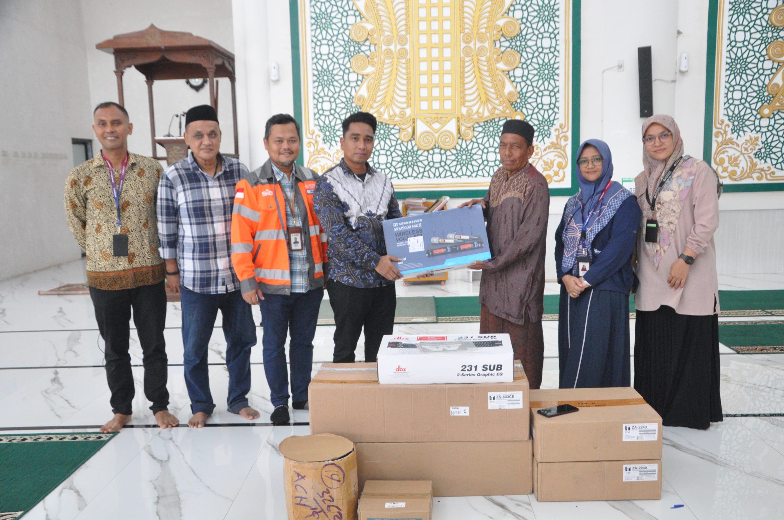 Plt Kadinsos Aceh Besar Santuni 227 Anak Yatim dan Serahkan Bantuan untuk Masjid di Lhoknga dan Leupung