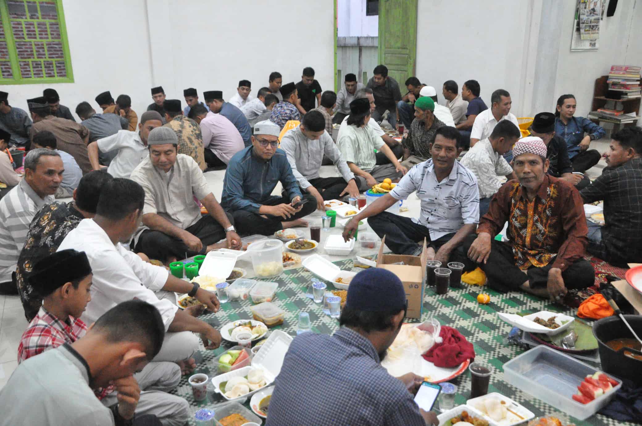 Kasatpol PP dan WH Aceh Besar Hadiri Khanduri Nuzulul Quran di Lampermai