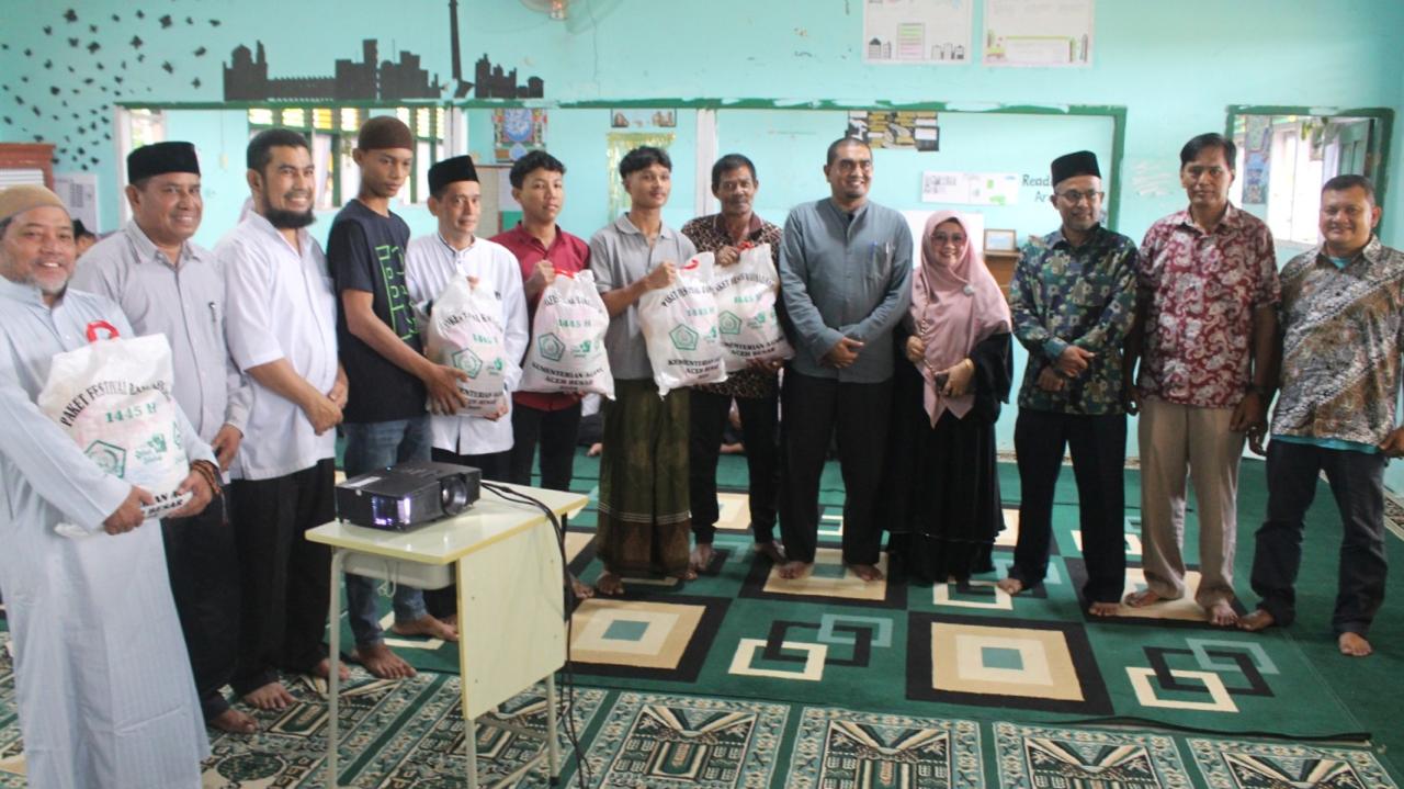 Kemenag Aceh Besar Salurkan 1000 Paket Sembako untuk Fakir Miskin dan Anak Yatim