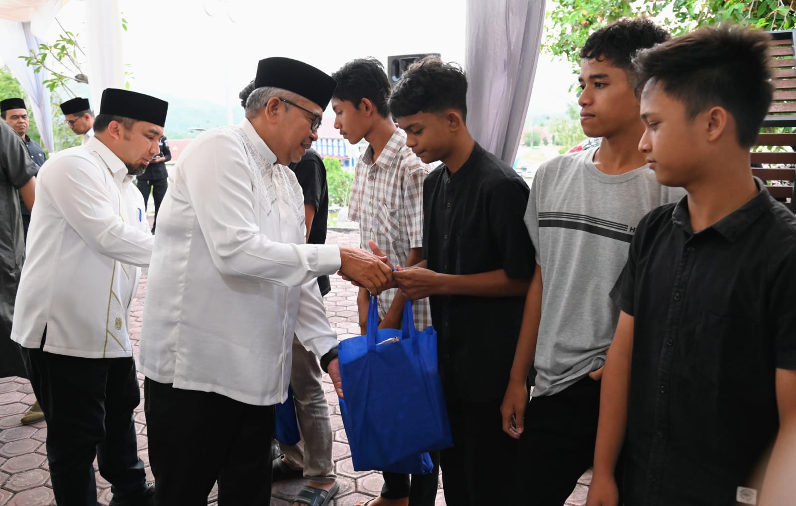 Pj Gubernur Aceh Bersama Pj Bupati Aceh Besar Santuni 25 Anak Yatim
