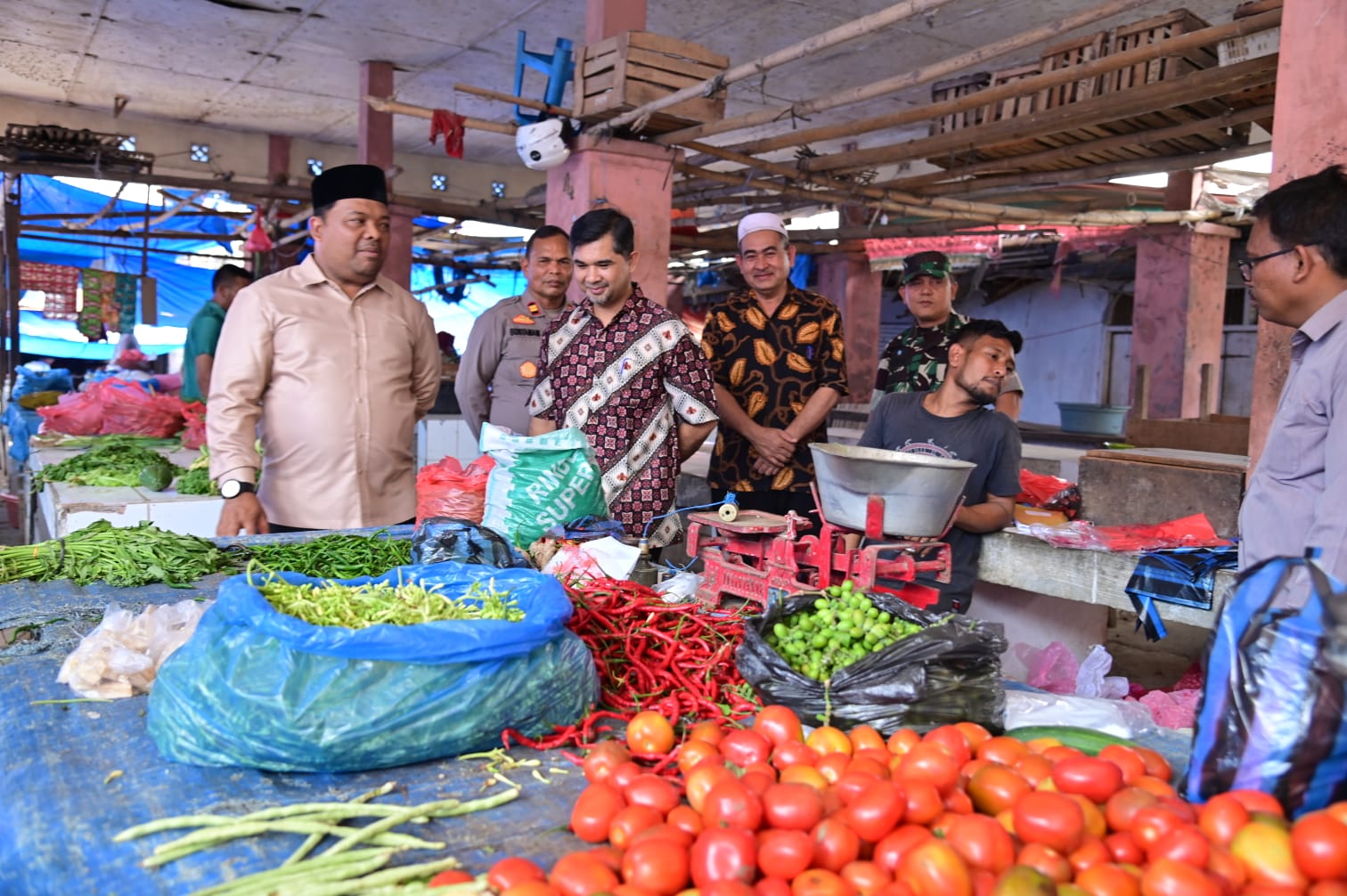 Usai Tinjau Pangan Murah, Sekda Sulaimi Pantau Pasar Tradisional Seulimeum